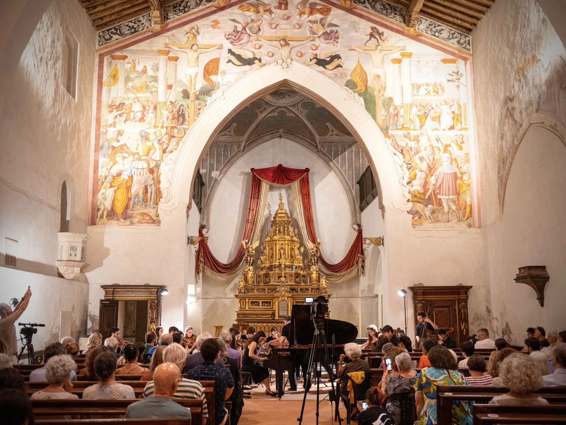 Mozart Piano Concerto K 467 with Geoffrey Simon and Festival String Orchestra